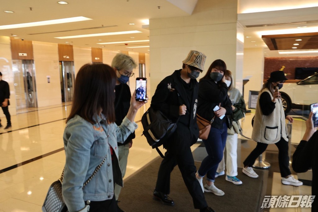 姜濤交低深喉唾液樣本後即離開。